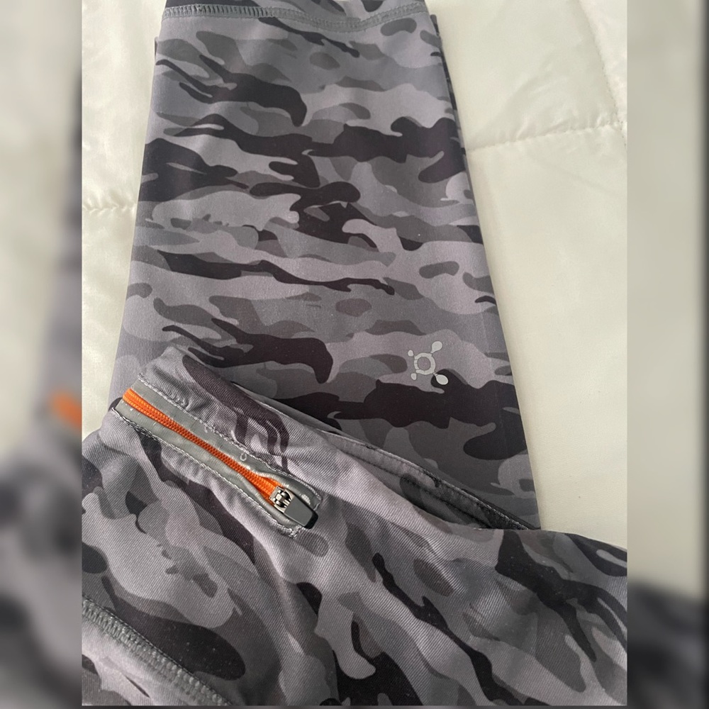 Women’s Orangetheory workout capri leggings.